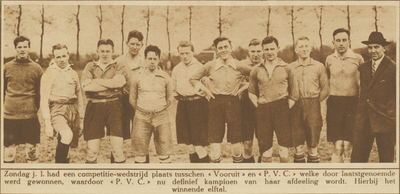 870498 Groepsportret van het voetbalelftal van P.V.C. te Utrecht, dat kampioen werd na de gewonnen wedstrijd tegen 'Vooruit'.